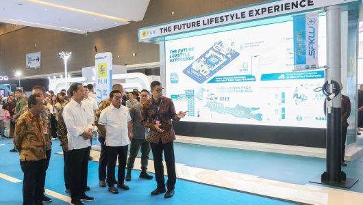 Direktur Utama PLN, Darmawan Prasodjo (kanan) memaparkan kesiapan infrastruktur pendukung ekosistem kendaraan listrik kepada Presiden Republik Indonesia, Joko Widodo