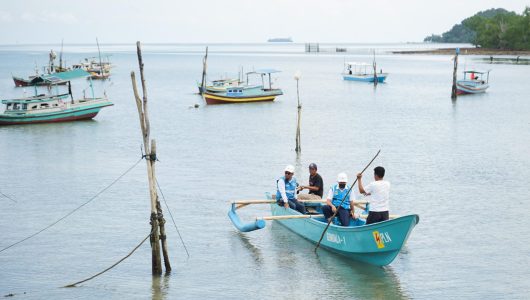 Petugas PLN melakukan uji coba bantuan mesin perahu listrik di dermaga pelabuhan nelayan Desa Suak Gual. Foto PLN