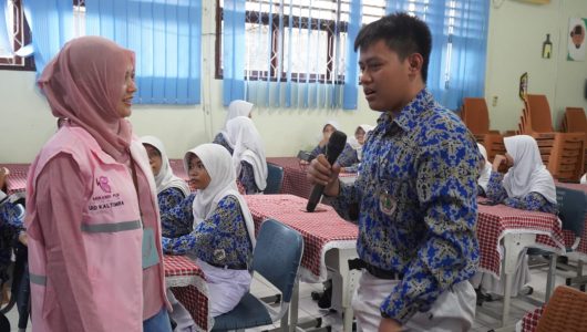 Srikandi PLN Berbagi Pengetahuan Bahaya Listrik di SMPN 5 Balikpapan. Foto PLN