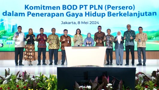 Direktur Utama PLN, Darmawan Prasodjo (kedua dari kanan) dengan Dewan Pembina WRI Indonesia, Masyita Crystallin (kedua dari kiri) menandatangani nota kesepahaman kerja sama asistensi teknik inovasi produk hijau dan strategi manajemen menuju target emisi nol bersih . Foto PLN