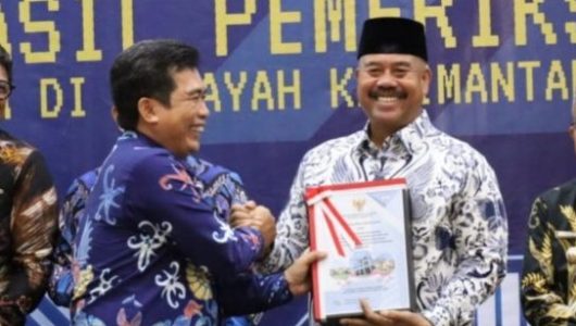 Bupati Kukar, Edi Damansyah saat menerima opini WTP dari BPK RI Perwakilan Provinsi Kaltim (Istimewa)
