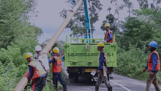 Petugas PLN melakukan pekerjaan pemasangan tiang listrik di Desa Ngancar, NTT. Foto PLN