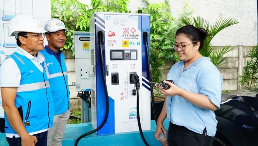Plt. Direktur Utama PLN Haleyora Power, Isral (kiri) ketika menyapa seorang pelanggan yang sedang melakukan pengisian daya kendaraan listriknya di rest area KM 6 Jakarta-Cikampek. Foto PLN