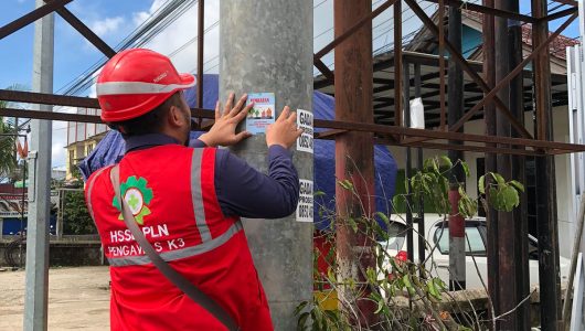 PT PLN (Persero) terus mengedukasi masyarakat untuk menjaga jarak aman beraktivitas dan mendirikan bangunan di sekitar jaringan listrik. Foto PLN