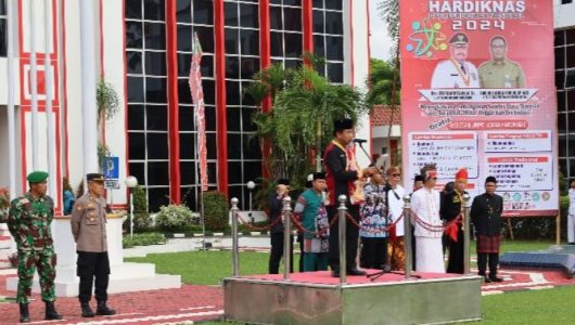 Sekkab Kukar, Sunggono saat memimpin upacara peringatan Hardiknas 2024 (Istimewa)
