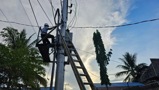 PLN memperbaiki infrastruktur listrik di Mahakam Ulu dari bencana banjir. Foto PLN