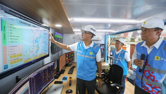 Direktur Utama PLN, Darmawan Prasodjo (kiri) didampingi oleh Direktur Distribusi PLN, Adi Priyanto (tengah) dan General Manager PLN Unit Induk Distribusi Bali, I Wayan Udayana (kanan) ketika meninjau langsung pengamanan pasokan listrik untuk gelaran Konferensi Tingkat Tinggi World Water Forum (KTT WWF) ke- 10 di Bali pada Minggu (19/5). Foto PLN