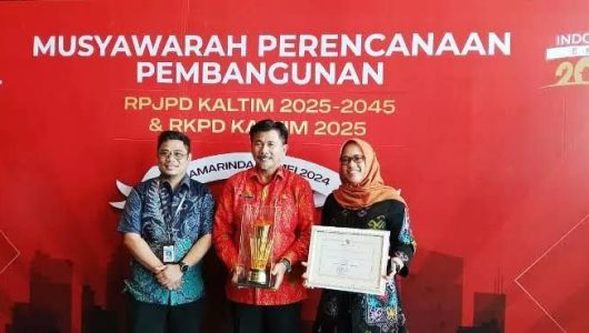 Sekkab Kukar, Sunggono saat menerima Penghargaan Pembangunan Daerah terbaik I di Kaltim (Istimewa)