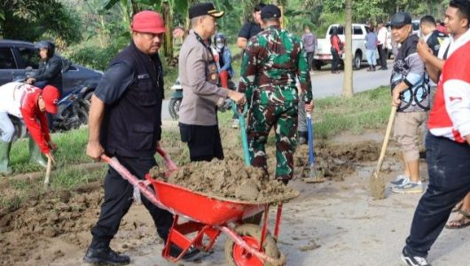 Bupati Kukar saat ikut dalan kegiatan gitong royong membersihkan jalan poros Tenggarong-Samarinda (Istimewa)