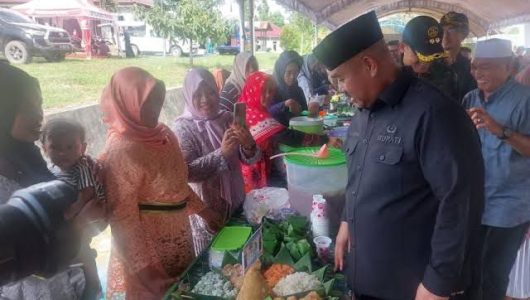 Bupati Kukar, Edi Damansyah saat menghadiri Festival Cenil di Desa Kota Bangun III. Foto Istimewa