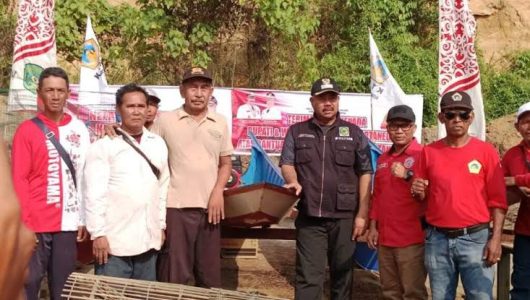 Proses penyerahan bantuan Program 25 Ribu Nelayan Produktif di Kukar (Istimewa)