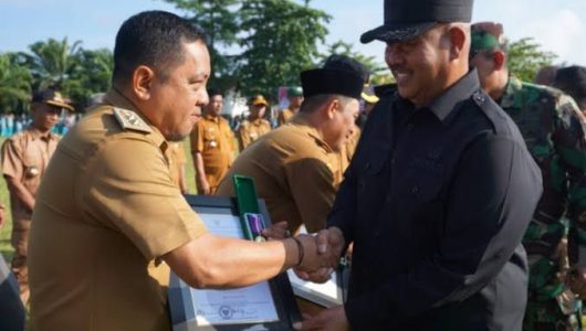 Suasana penyerahan penghargan atas pencapin Desa Mandiri yang diberikan oleh Bupati Kukar, Edi Damansyah (Istimewa)