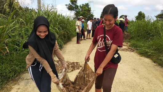 Suasana pelaksanaan gotong royong di Kecamatan Muara Muntai (Istimewa)