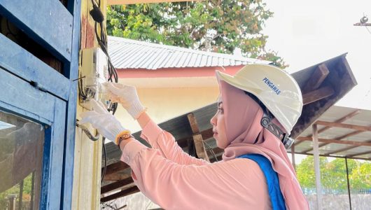 Srikandi PLN Bantu Pulihkan Kelistrikan Pascabanjir di Mahulu. Foto PLN
