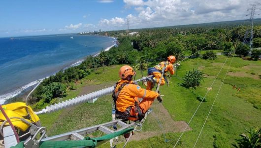 Petugas Pekerjaan Dalam Keadaan Bertegangan (PDKB) UPT Probolinggo dalam pemeliharaan SKLT Cable Head Ketapang memastikan kesiapan sistem transmisi berfungsi optimal menyalurkan kebutuhan listrik ke Bali selama rangkaian KTT WWF ke-10. Foto PLN