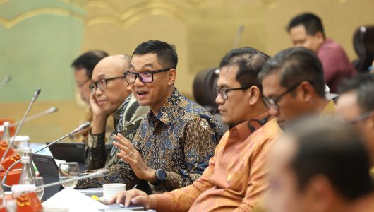Direktur Utama PLN Darmawan Prasodjo (tiga dari kiri) saat memaparkan strategi PLN dalam mengembangkan ekosistem kendaraan listrik di Indonesia dalam Rapat Dengar Pendapat dengan Komisi VII DPR RI di Jakarta, Kamis (30/5/2024). Foto PLN