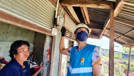 Bantuan program Light Up The Dream kepada salah satu penerima manfaat di Kabupaten Soppeng, Provinsi Sulawesi Selatan. Foto PLN