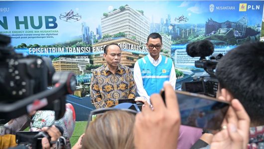 Menteri Komunikasi dan Informatika Budi Arie Setiadi (kiri) bersama Direktur Utama PLN Darmawan Prasodjo (kanan) saat memberikan keterangannya terkait pembangunan PLN Hub kepada para awak media di Ibu Kota Negara (IKN) Nusantara pada Rabu, (5/6/2024). Foto PLN
