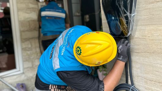 Layanan Home Charging Services, Petugas PLN saat melakukan pemasangan charging di rumah pelanggan untuk memudahkan pengisian dirumah. Petugas PLN akan dengan sigap membantu pemasangan home charging yang melakukan pembelian mobil listrik dengan mudah. Foto PLN