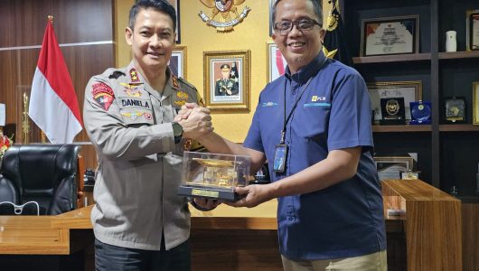 Manager PLN UID Kaltimra Agung Murdifi silaturahmi dengan Kapolda Kaltara Inspektur Jenderal Pol Daniel Adityajaya. Foto PLN