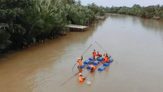 Perjuangan petugas PLN dalam memobilisasi jaringan listrik untuk daerah terpencil di Kabupaten Wajo, Provinsi Sulawesi Selatan. Foto PLN