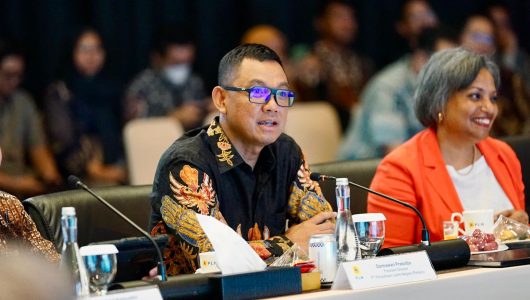 Direktur Utama PLN Darmawan Prasodjo (kiri) menekankan PLN terus mendukung perubahan industri yang mengarah ke nol emisi dengan menyediakan layanan Green Energy as a Service, langkah ini selaras dengan upaya Pemerintah memenuhi target Net Zero Emissions (NZE) di tahun 2060. Foto PLN