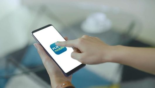 Ilustrasi penggunaan aplikasi PLN Mobile oleh pelanggan. Foto PLN