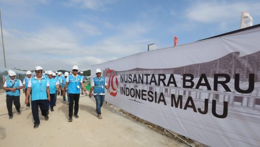 Direktur Utama PLN, Darmawan Prasodjo (kedua dari kanan) turun langsung menginspeksi keandalan infrastruktur ketenagalistrikan di Kawasan Inti Pusat Pemerintahan (KIPP) di IKN. Foto PLN