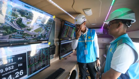 Direktur Utama PLN Darmawan Prasodjo (kiri) menjelaskan bahwa kelistrikan di IKN telah dilengkapi dengan sistem monitoring yang telah terdigitalisasi sehingga mampu dipantau dan dikelola secara real time melalui Command Center dan Scada Mobile. Foto PLN
