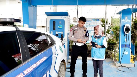 Petugas PLN siaga membantu anggota Kepolisian RI dalam melakukan charging mobil Patwal listrik di SPKLU Gardu Hubung Sementara PLN. Foto PLN