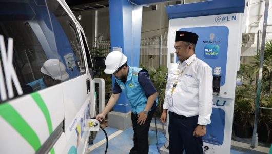 Petugas PLN Kaltimra melayani pengisian energi listrik bagi warga di Ibu Kota Nusantara. Foto PLN