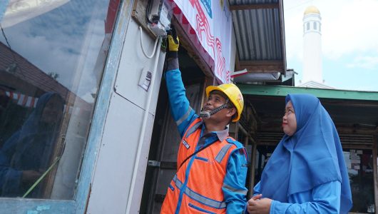 Pegawai PLN mendonasikan pemasangan listrik gratis selama perayaan HUT RI ke-79. Foto PLN