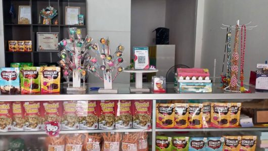 Usaha Mikro Kecil (UMK) Regan Coklat, yang didirikan oleh Rica Fatmawati (43) di Kabupaten Nunukan, Kalimantan Utara, berhasil menembus pasar internasional. Foto PLN