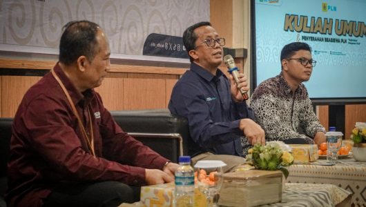 Manager PT PLN (Persero) Unit Induk Distribusi Kalimantan Timur dan Kalimantan Utara (UID Kaltimra), Agung Murdifi, memberikan kuliah umum di Institut Teknologi Kalimantan (ITK) pada Selasa (3/9/2024). Foto PLN