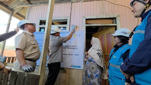 PLN Group menyalurkan sambungan listrik gratis kepada 150 keluarga prasejahtera di wilayah Kaltim dan Kaltara sepanjang Juli 2025. Foto PLN
