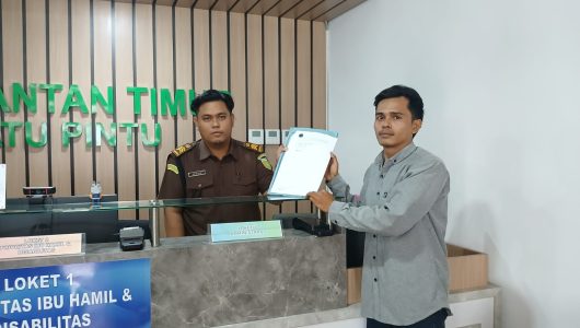 Aliansi Mahasiswa Anti Korupsi (AMAK) Kalimantan Timur menyerahkan bukti baru ke Kejaksaan Tingi Kaltim. Foto istimewa