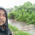 Lurah Sempaja Selatan meninjau aliran sungai di Jalan Perjuangan yang mulai dipenuhi sampah plastik saat hujan dan pasang air, diduga berasal dari kawasan GOR Kadrie Oening. Foto istimewa