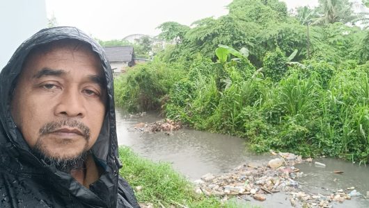 Lurah Sempaja Selatan meninjau aliran sungai di Jalan Perjuangan yang mulai dipenuhi sampah plastik saat hujan dan pasang air, diduga berasal dari kawasan GOR Kadrie Oening. Foto istimewa