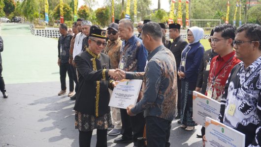 PLN meraih Penghargaan Wajib Pajak Patuh dalam kategori Pajak Penerangan Jalan Tenaga Listrik (PPJTL) dari Pemerintah Kabupaten Kutai Timur. Foto PLN