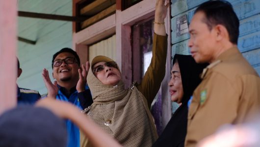 PT PLN (Persero) Unit Induk Distribusi Kalimantan Timur dan Kalimantan Utara (UID Kaltimra) menyalurkan bantuan sambungan listrik gratis bagi 74 keluarga prasejahtera. Foto PLN