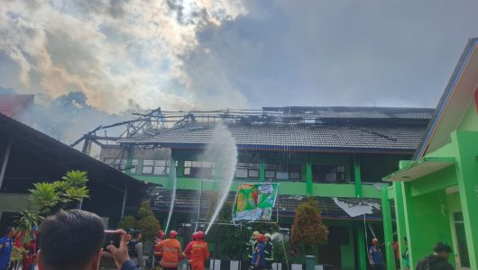 Kebakaran SMPN 2 Samarinda Kalimantan Timur, Rabu (1/3/2026). Foto istimewa