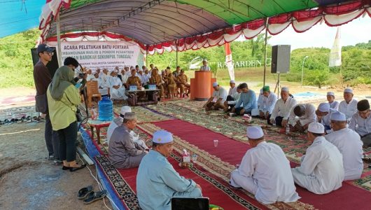 Peletakan batu pertama di Ponpes Yayasan Barokah Sekumpul Tunggal Samarinda. Foto istimewa