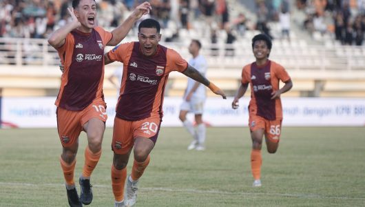 Pesepak bola Borneo FC Mariano Peralta (kiri) bersama rekannya Juan Felipe Villa (kedua kiri) berselebrasi usai mencetak gol ke gawang Bhayangkara Presisi Lampung FC pada pertandingan perdana Super League 2025/2026 di GOR Segiri, Samarinda, Kalimantan Timur, Jumat (8/8/2025). Borneo FC Samarinda kalahkan Bhayangkara Presisi Lampung FC dengan skor akhir 1-0. ANTARA FOTO/M Risyal Hidayat/nz