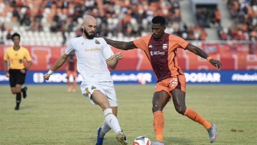 Pesepak bola Borneo FC Douglas Coutinho (kanan) berebut bola dengan pesepak bola Bhayangkara Presisi Lampung FC Nehar Sadiki (kiri) pada pertandingan perdana Super League 2025/2026 di GOR Segiri, Samarinda, Kalimantan Timur, Jumat (8/8/2025). Borneo FC Samarinda kalahkan Bhayangkara Presisi Lampung FC dengan skor akhir 1-0. ANTARA FOTO/M Risyal Hidayat/nz