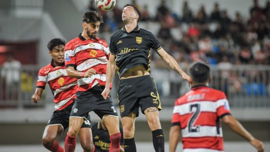 Pesepak bola Madura United Pedro Monteiro (kedua kiri) menyundul bola dengan pesepak bola Borneo FC Samarinda Koldo Obieta Alberdi (kanan) pada pertandingan BRI Super League di Stadion Gelora Madura Ratu Pamelingan, Pamekasan, Jawa Timur, Minggu (5/4/2026). Borneo FC Samarinda mengalahkan tuan rumah Madura United dengan skor 3-1. Foto istimewa
