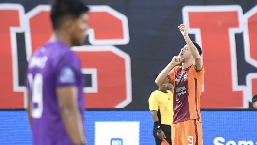 Pesepak bola Borneo FC Samarinda Koldo Obieta Alberdi (kanan) melakukan selebrasi seusai mencetak gol ke gawang PSIM Yogyakarta saat pertandingan Indonesia Super League 2025/2026 di Stadion Segiri Samarinda, Kalimantan Timur, Minggu (1/2/2026). Borneo FC Samarinda menang atas PSIM Yogyakarta dengan skor akhir 2-1. ANTARA FOTO/M Risyal Hidayat/agr