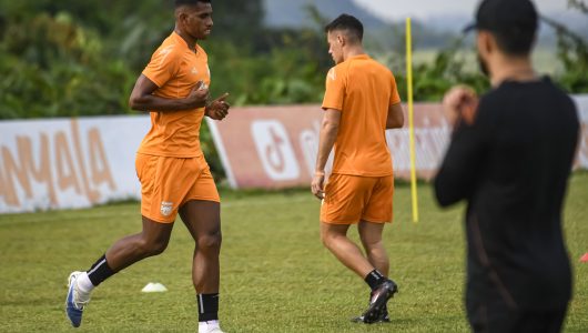 Pesepak bola asal Brasil Jose Cleylton de Morais dos Santos (kiri) berlari saat berlatih dengan Borneo FC Samarinda di Borneo Training Ground di Samarinda, Kalimantan Timur, Selasa (27/1/2026). Klub berjuluk Pesut Etam tersebut resmi memakai jasa dari dua pesepak bola Brasil antara lain Cleylton dos Santos dengan status pinjaman dari Persis Solo dan Kaio Nunes yang sebelumnya bermain di Liga Bahrain. ANTARA FOTO/M Risyal Hidayat/aww.