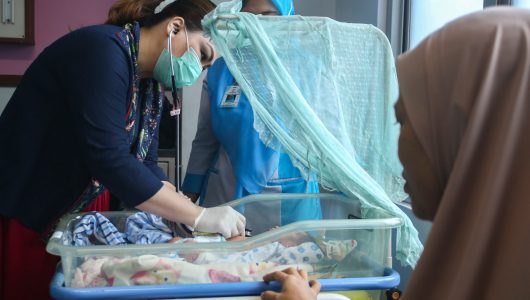 Seorang dokter anak memeriksa kesehatan bayi yang baru lahir di Rumah Sakit Umum Daerah (RSUD) Kota Tangerang, Banten, Kamis (9/4/2026). BPJS Kesehatan menegaskan bahwa bayi baru lahir hingga kini belum otomatis menjadi peserta dan tetap harus melalui proses pendaftaran sesuai aturan yang berlaku. Foto istimewa