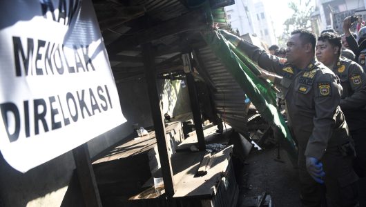 Sejumlah personel Satpol PP melakukan pembongkaran lapak Pasar Subuh di Samarinda, Kalimantan Timur, Jumat (9/5/2025). Foto istimewa